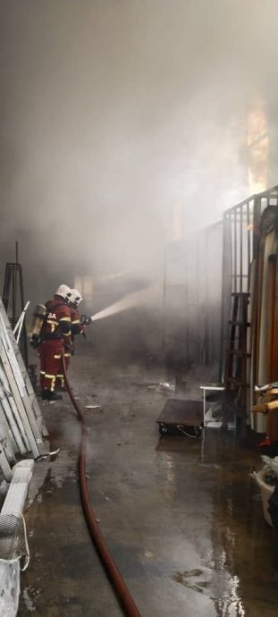 柔:新闻:工厂仓库木板失火燃烧,所幸无人伤亡