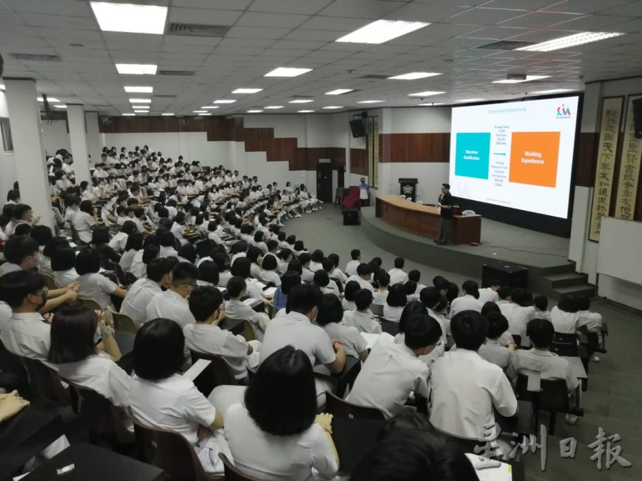 柔:新闻:王培荣:銮中以中华文化熏陶 培养有素质下一代