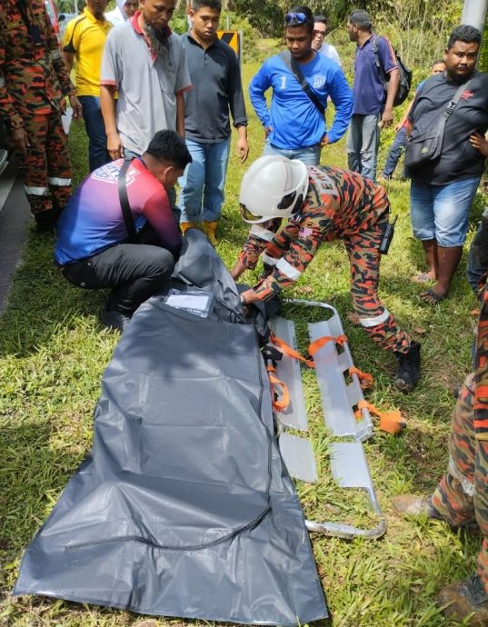 柔：新闻：罗里失控撞树 泥沙倾覆  耗3小时移出司机遗体 