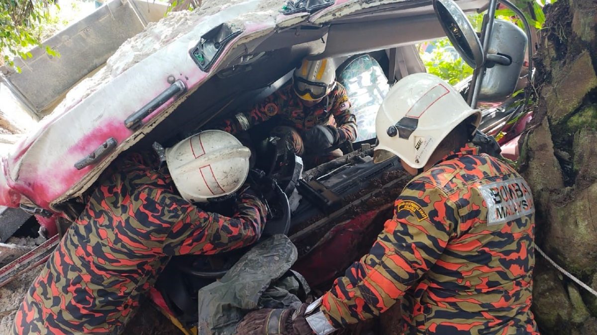 柔：新闻：罗里失控撞树 泥沙倾覆  耗3小时移出司机遗体 