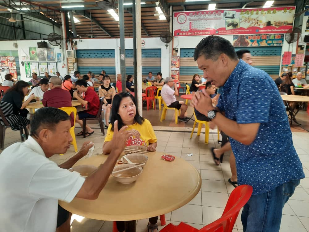 柔：新闻：选民声声恭喜献祝福  纳兹里谢票笑容满脸