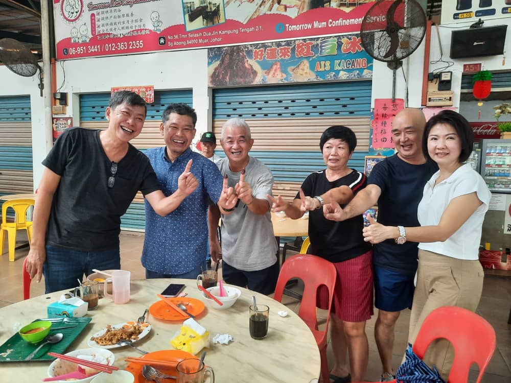 柔：新闻：选民声声恭喜献祝福  纳兹里谢票笑容满脸