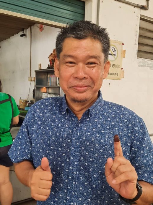 柔:新闻:选民声声恭喜献祝福 纳兹里谢票笑容满脸
