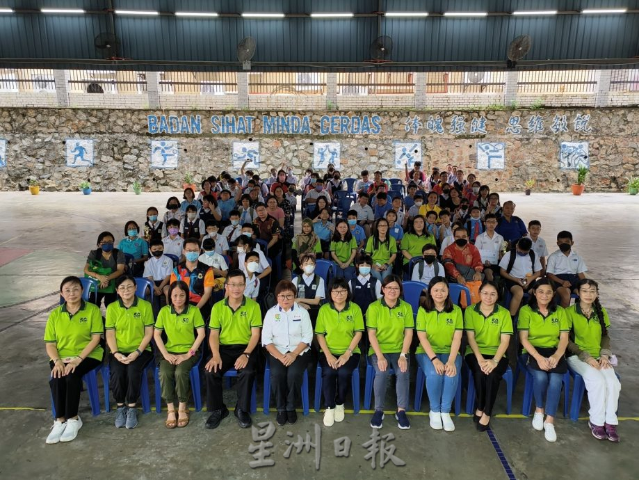 柔:本报活动:封底副文一(居銮):《星洲日报》小学生时事问答比赛居銮县决赛