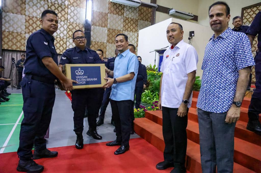 柔:柔苏丹捐赠柔州警察家眷协会1000个食物篮