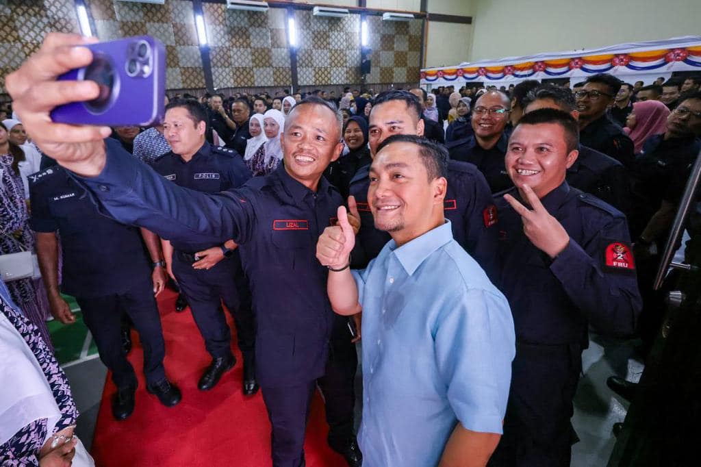 柔:柔苏丹捐赠柔州警察家眷协会1000个食物篮