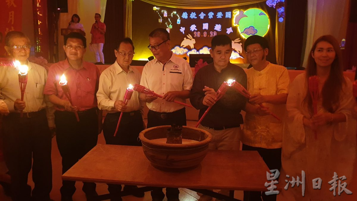 柔：版三：哥打丁宜德教会紫登阁“第25届癸卯年中秋园游会”，居民扶老携幼踊跃参与，场面热烈。