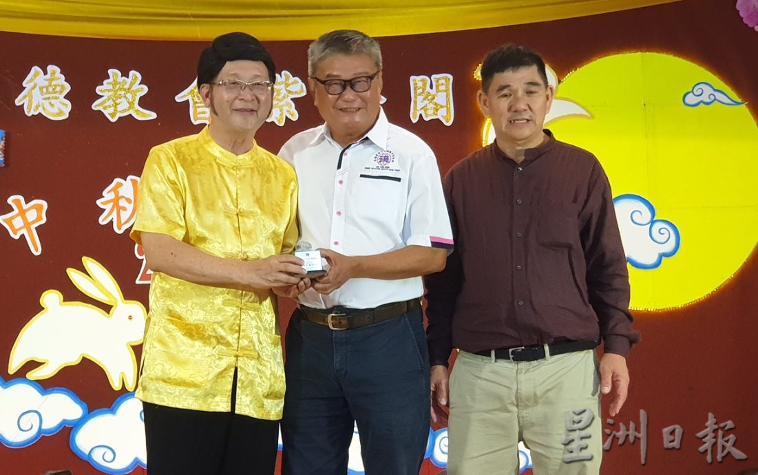 柔：版三：哥打丁宜德教会紫登阁“第25届癸卯年中秋园游会”，居民扶老携幼踊跃参与，场面热烈。