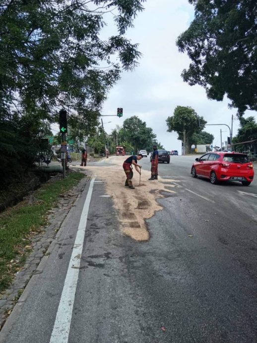 柔:路面现500公尺柴油污渍 骑士滑倒受伤