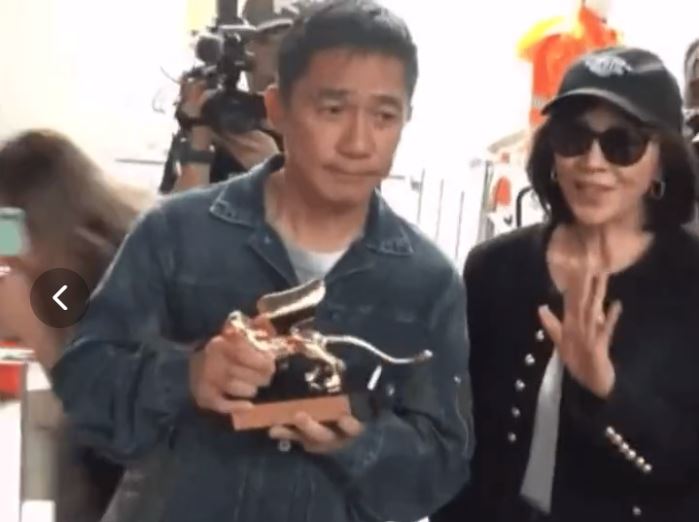 梁朝伟社恐想闪媒体 刘嘉玲1秒拽回笑翻网