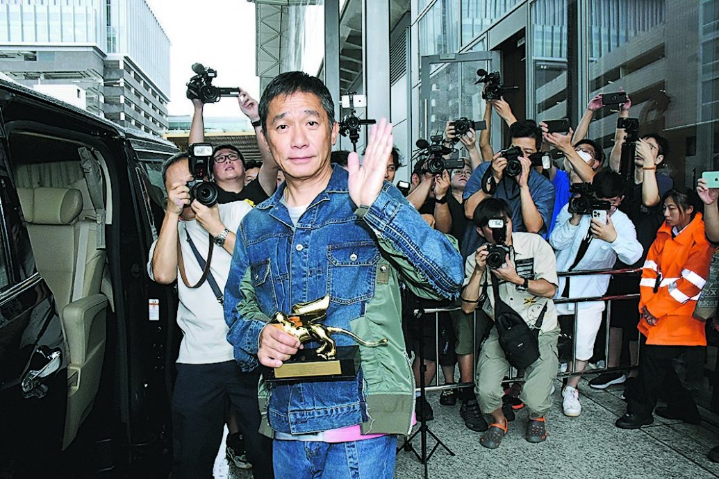 梁朝伟社恐想闪媒体 刘嘉玲1秒拽回笑翻网