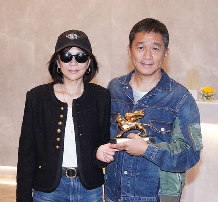 梁朝伟社恐想闪媒体 刘嘉玲1秒拽回笑翻网