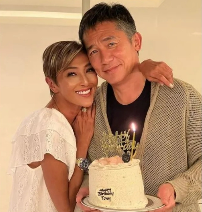 梁朝伟被女星夹腿搂吻 刘嘉玲质问:为何夹住我老公