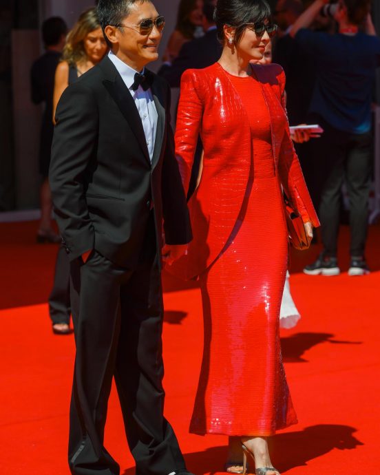 梁朝伟被女星夹腿搂吻 刘嘉玲质问:为何夹住我老公