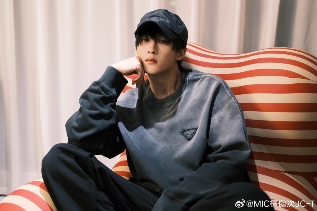 檀健次毛晓彤爆热恋同居 被扒同款沙发窗帘