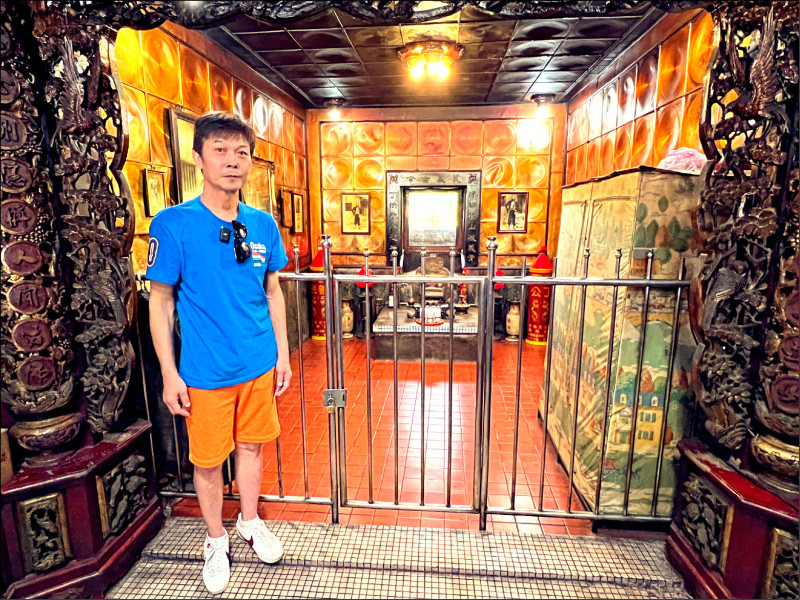 民众疯拔坟头草治病 钱小豪斥无稽:不礼貌