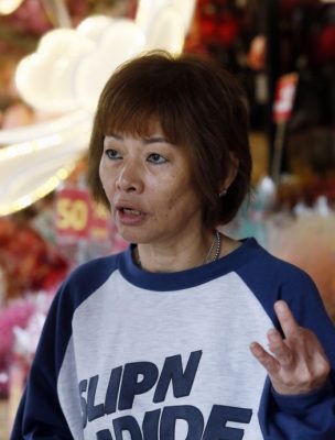 民众纷选购应节 中秋灯笼畅销！