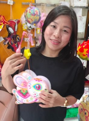 民众纷选购应节 中秋灯笼畅销！