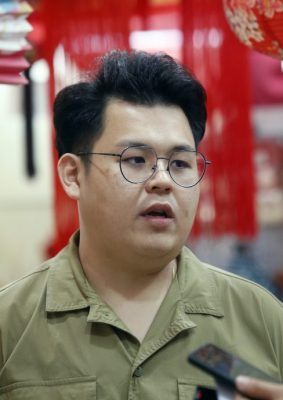 民众纷选购应节 中秋灯笼畅销!