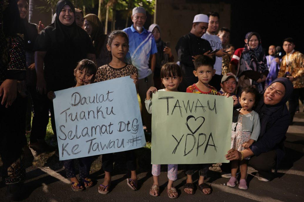 民众聚集在斗湖民众会堂外