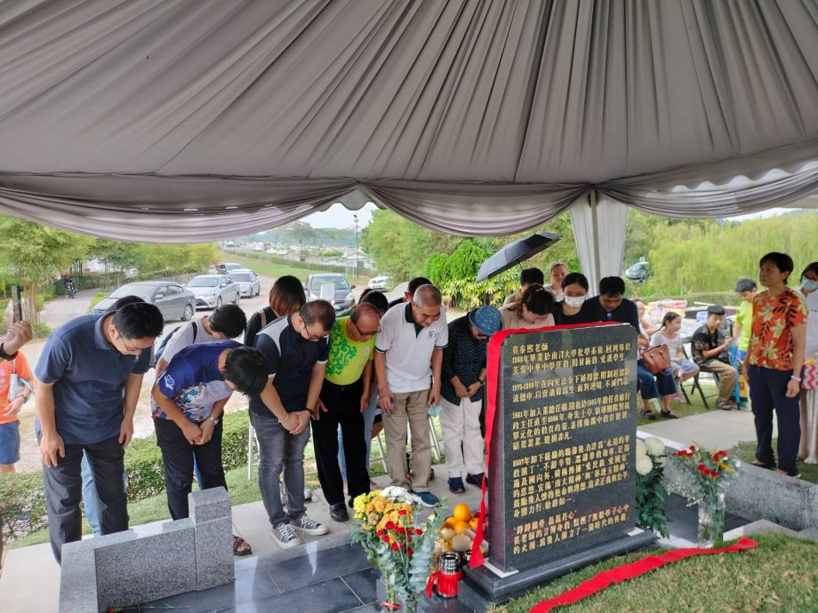  永远的华教园丁 莫泰熙今立墓碑