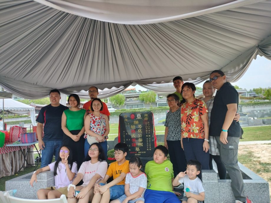  永远的华教园丁 莫泰熙今立墓碑