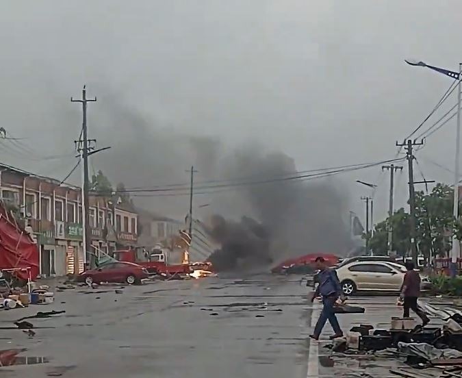 江苏宿迁突发龙卷风致1死3伤 高压电线被吹断著火