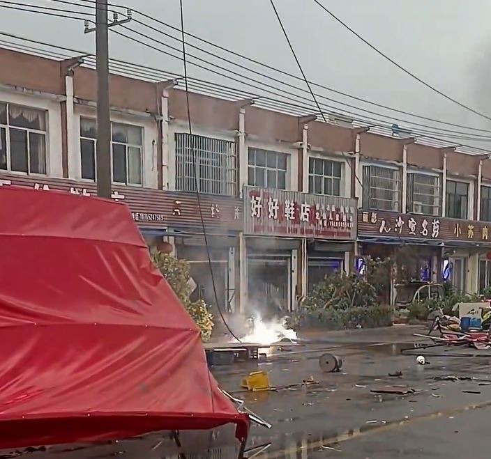 江苏宿迁突发龙卷风致1死3伤 高压电线被吹断著火