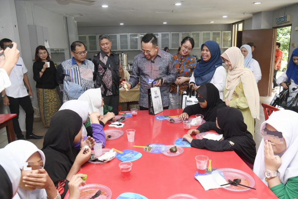 沈志强探访孤儿院