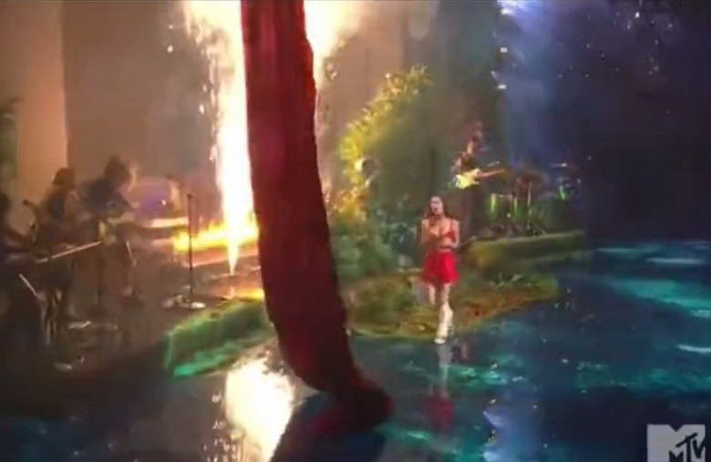 泰莱再创VMA纪录 BLACKPINK抱2奖