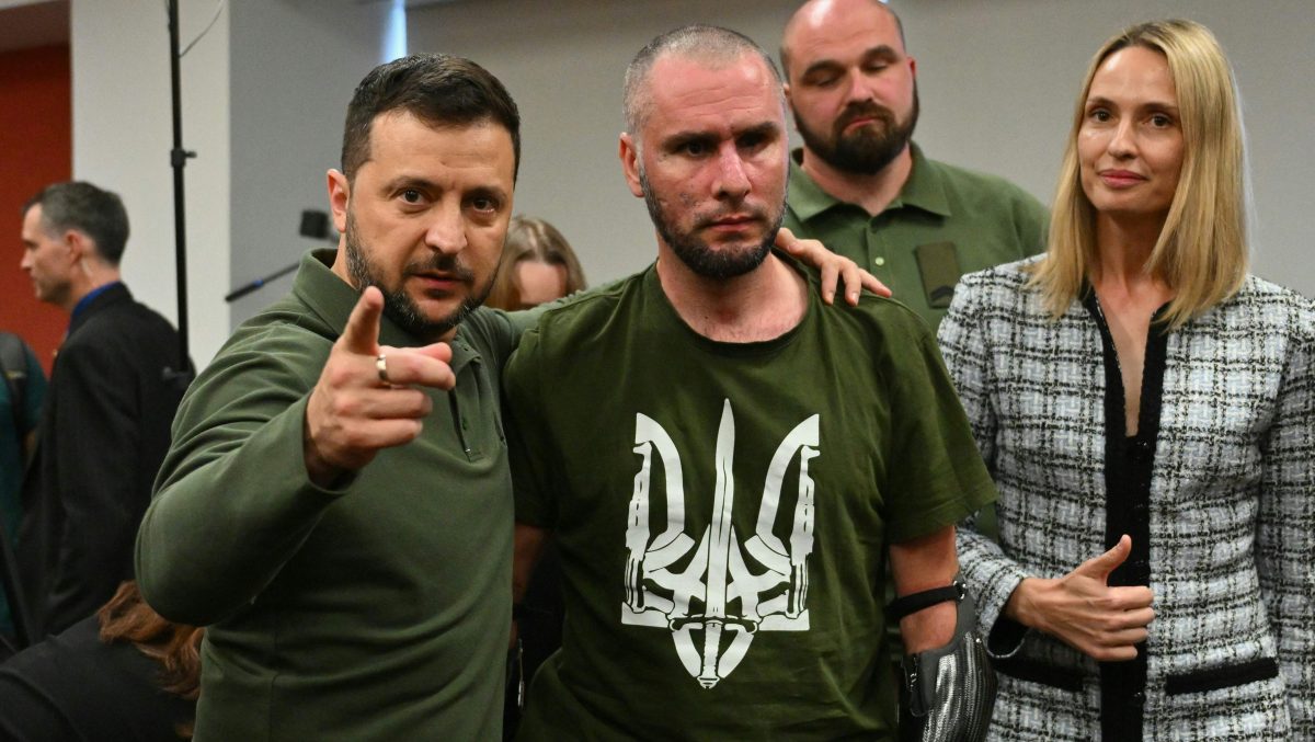 泽连斯基探望乌伤兵　看着截肢士兵 他怒斥俄军“恐怖份子” 