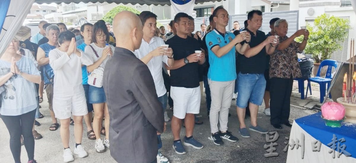 灵车特停驻老黄芽菜鸡店前 梁庆祯遗灵举殡