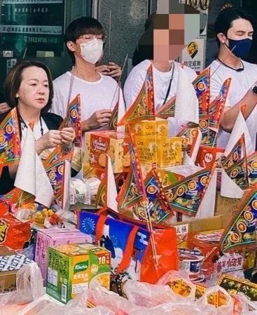 炎亚纶神隐2个月 同框谢佳见拜普渡 