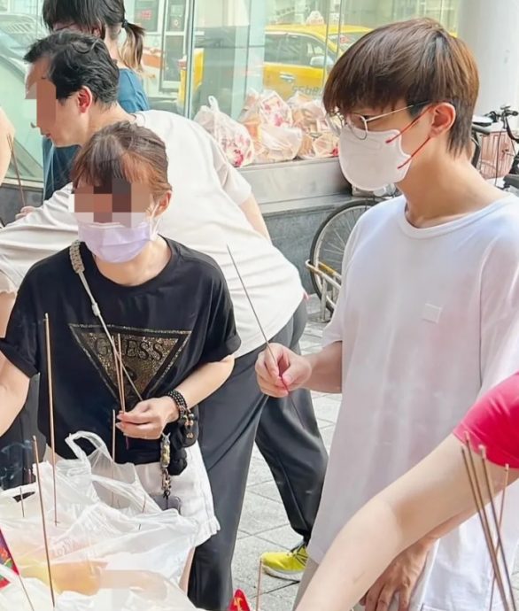 炎亚纶神隐2个月 同框谢佳见拜普渡 