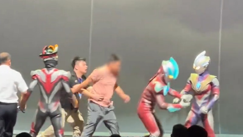 爱国情怀上脑？中国男子冲上舞台推打“日本咸蛋超人”