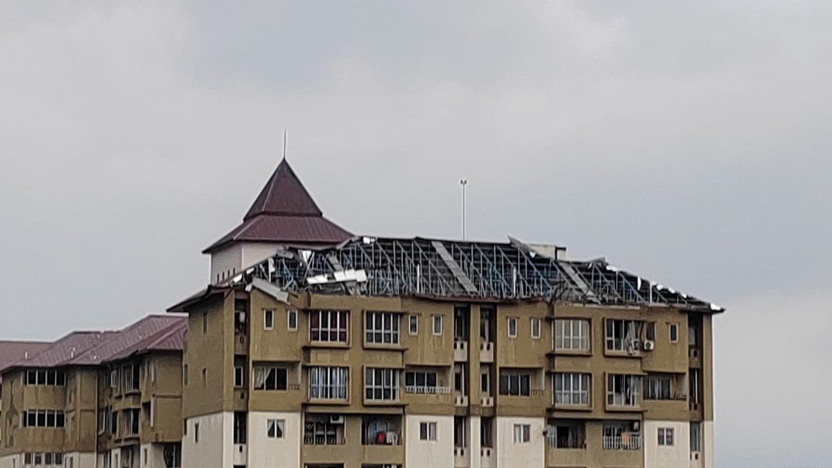 狂风暴雨 公寓屋顶被掀走 多处树倒压毁车