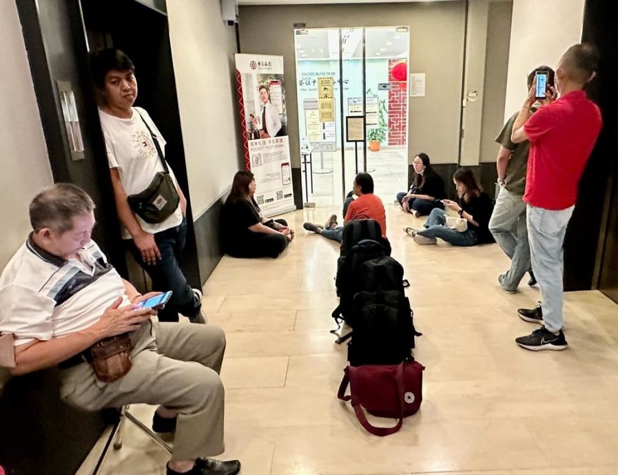 独家|赴华签证激增排长龙 “7.30am前只能在接待处等了”