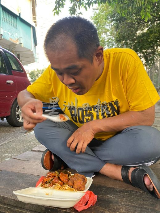 独家|马来男子求助本报 “阿强睡街满身伤 盼不到家人” 