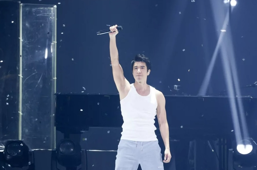 王力宏不再跪改90度鞠躬 喊话“星星月亮太阳”