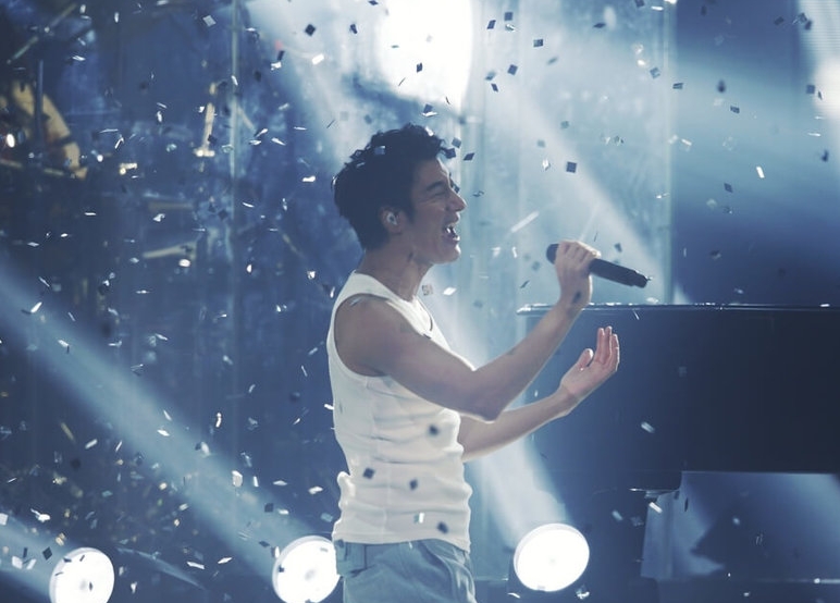 王力宏不再跪改90度鞠躬 喊话“星星月亮太阳”