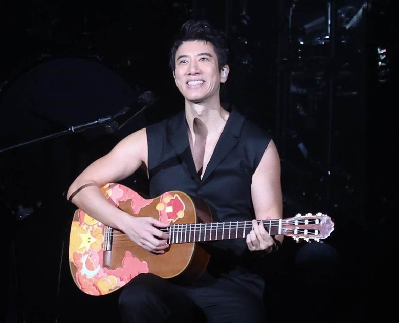 王力宏不再跪改90度鞠躬 喊话“星星月亮太阳”