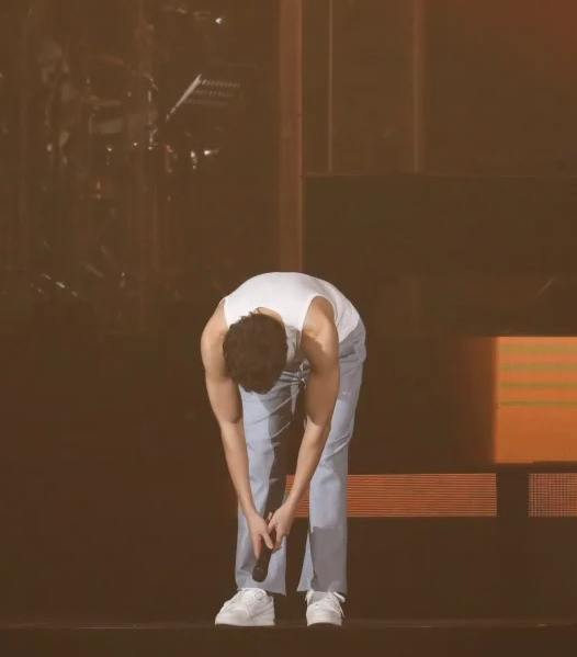 王力宏不再跪改90度鞠躬 喊话“星星月亮太阳”