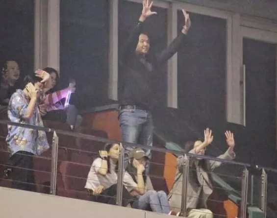 王力宏开唱  黑人范范同框挺：我们一直在