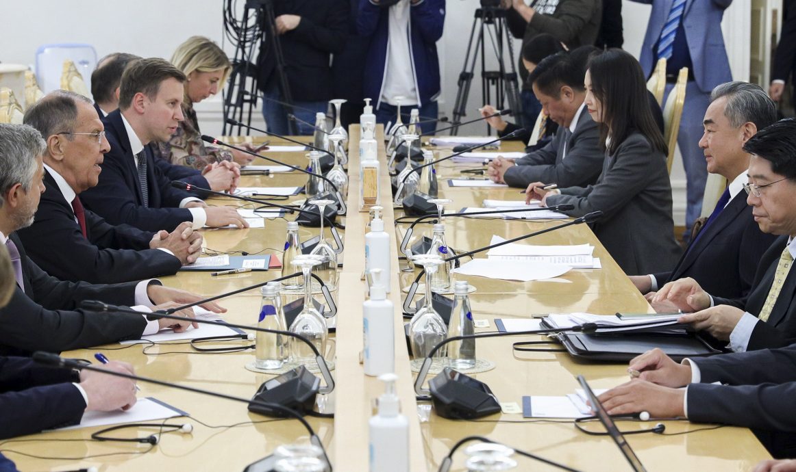 王毅会见俄罗斯外长拉夫罗夫 重申中俄合作不针对第三方