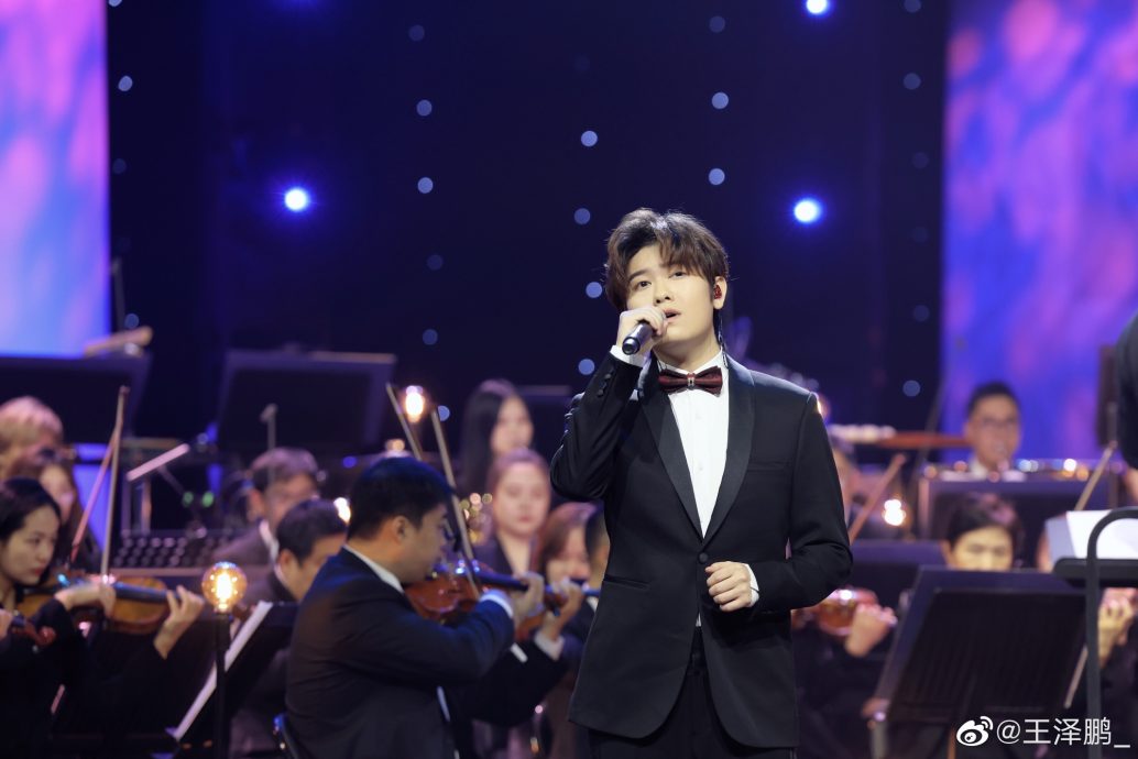 王泽鹏写歌致敬李玟 宣布解约自由获李玟二姐鼓励