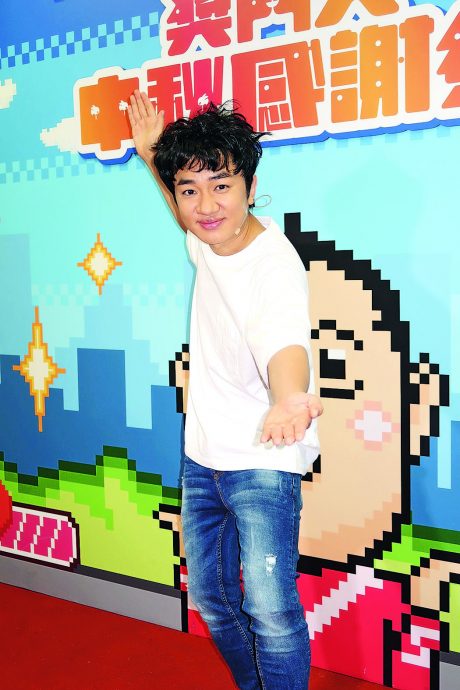 王祖蓝避谈离巢传闻 “居家作业”少现身