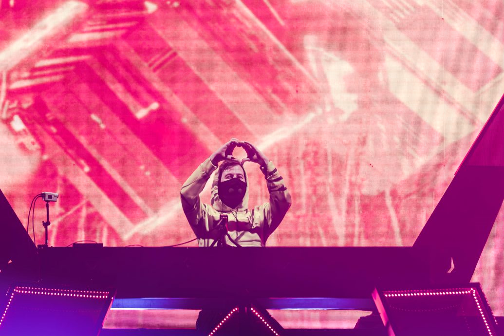 电音鬼才阿伦华克蹦迪派对 爱心手势狂撩粉丝