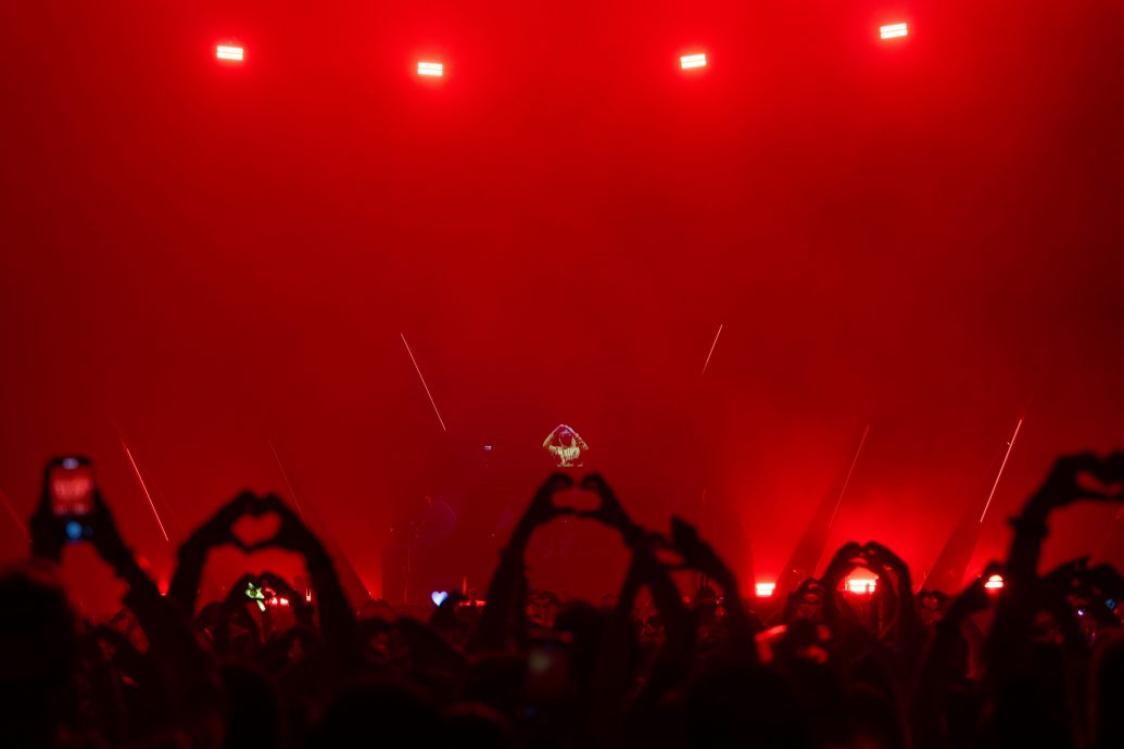 电音鬼才阿伦华克蹦迪派对 爱心手势狂撩粉丝