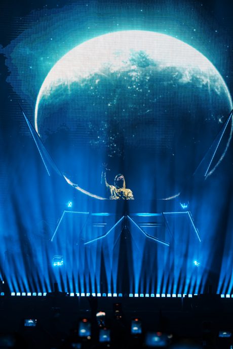 电音鬼才阿伦华克蹦迪派对 爱心手势狂撩粉丝