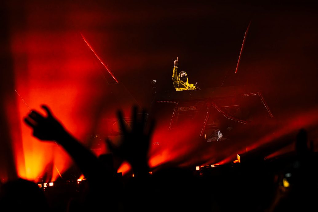 电音鬼才阿伦华克蹦迪派对 爱心手势狂撩粉丝